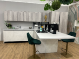 Cucina Lineare Con Gola Nera E Penisola Centrale