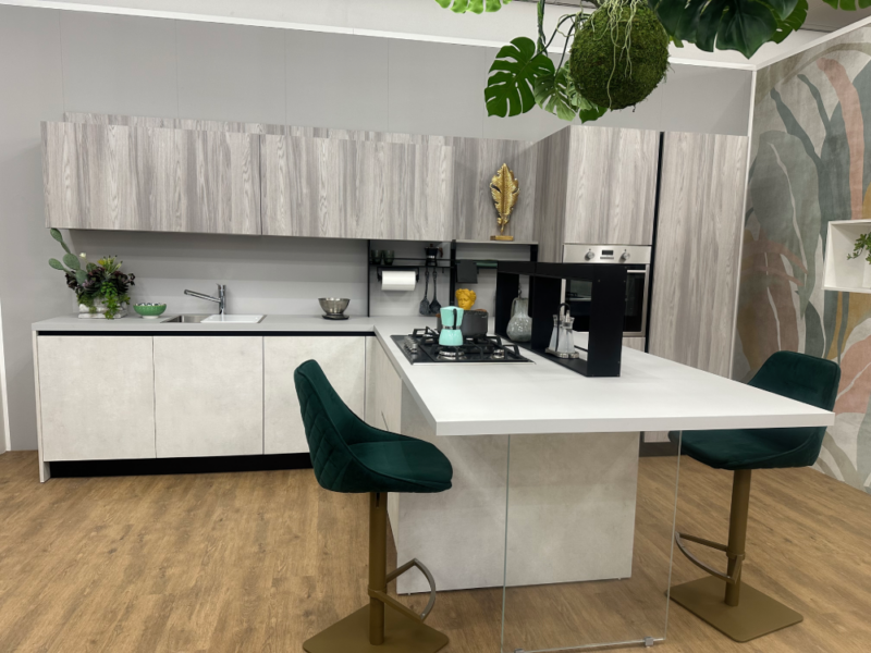 Cucina Lineare Con Gola Nera E Penisola Centrale
