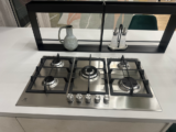 Cucina Lineare Con Gola Nera E Penisola Centrale