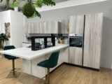 Cucina Lineare Con Gola Nera E Penisola Centrale