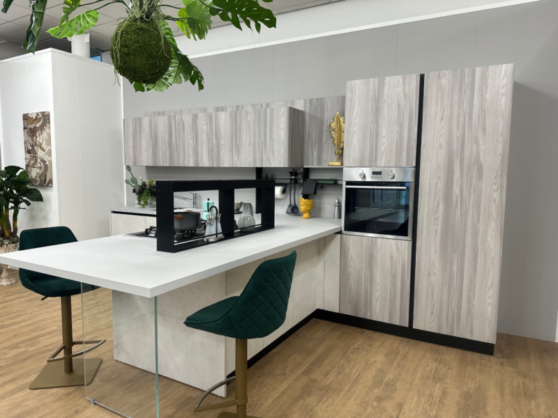 Cucina Lineare Con Gola Nera E Penisola Centrale