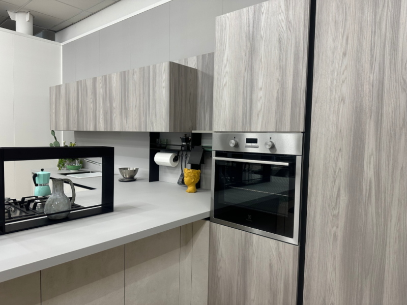 Cucina Lineare Con Gola Nera E Penisola Centrale