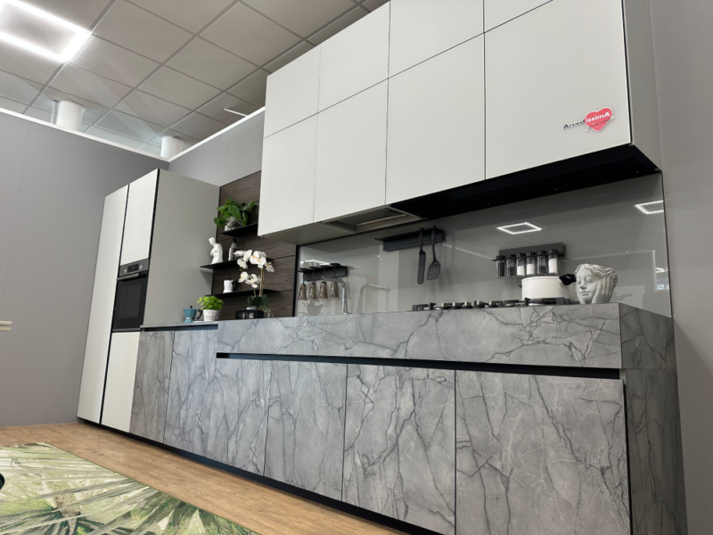 Cucina Lineare Con Pensili Alti