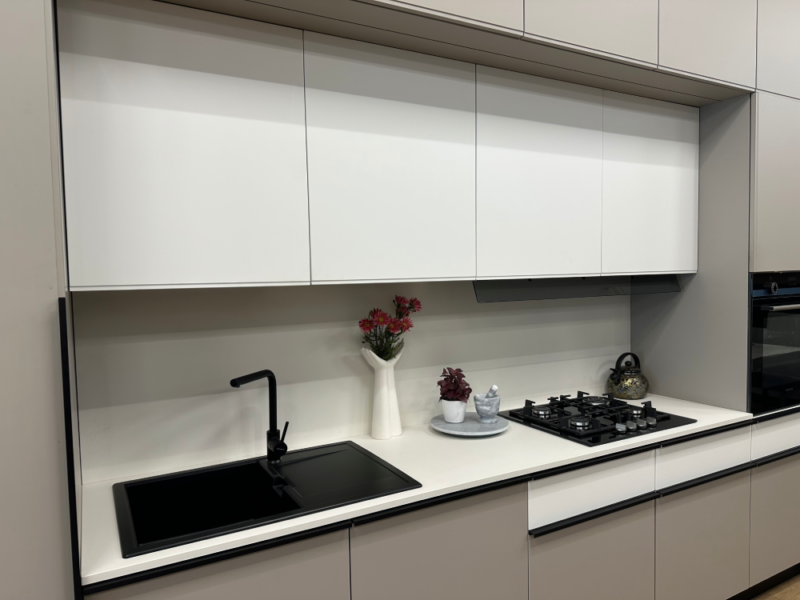 Cucina Lineare con Finiture Pet Pechino e Panama