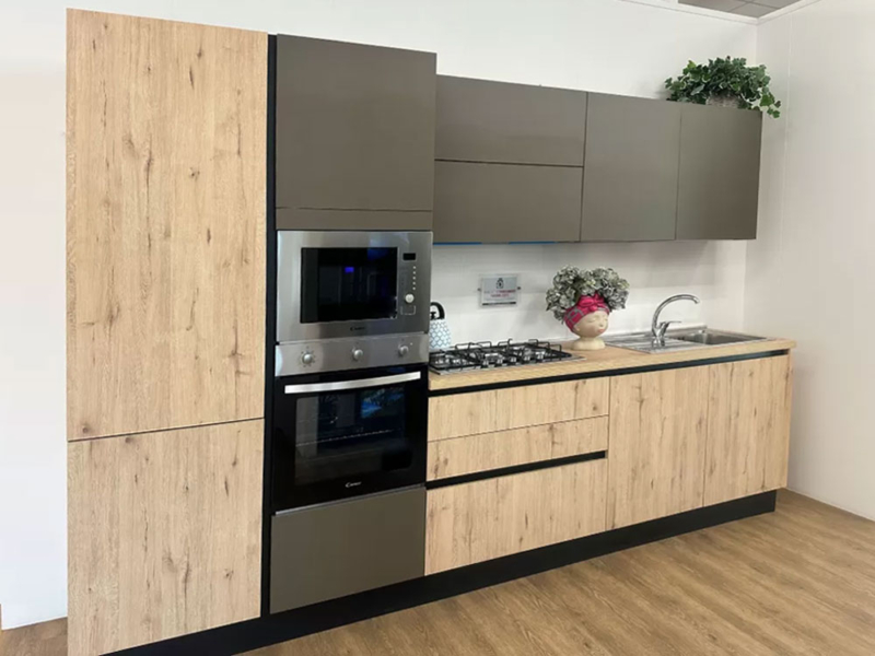 Cucina Lineare con Gola e 2 Colonne