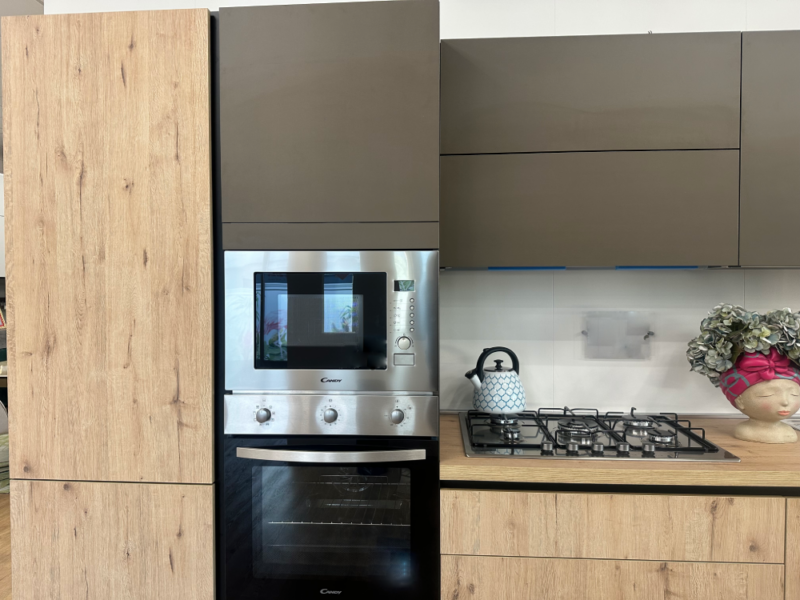 Cucina Lineare con Gola e 2 Colonne