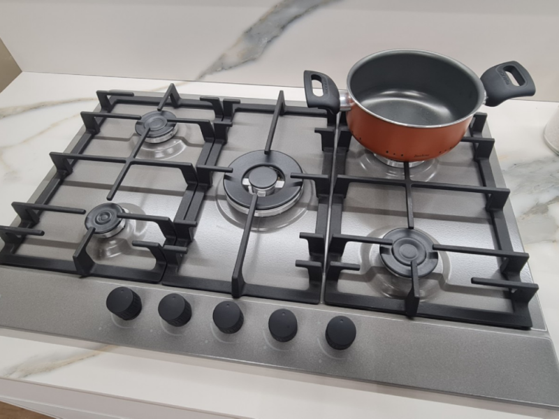Cucina Angolare con Gola Retta