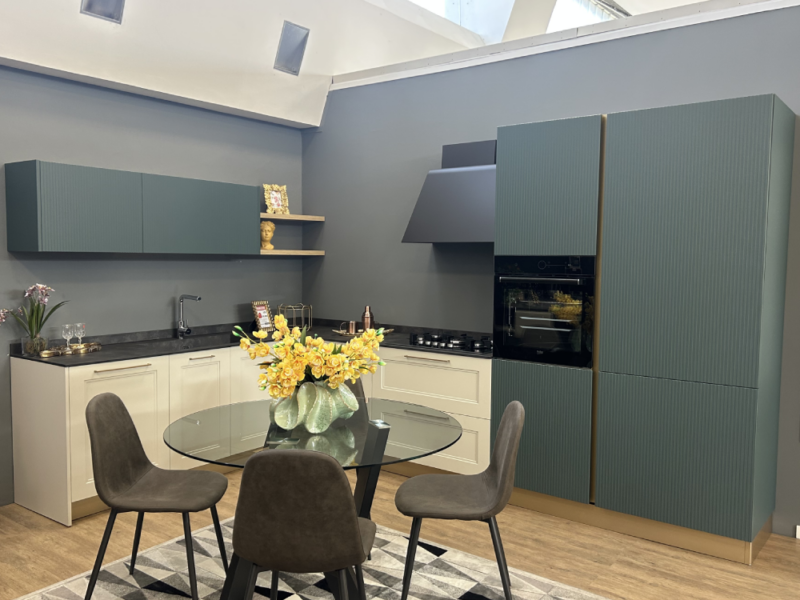 Cucina con Colonne ad Angolo