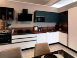 Cucina con Pensile Angolare e Forno Rialzato