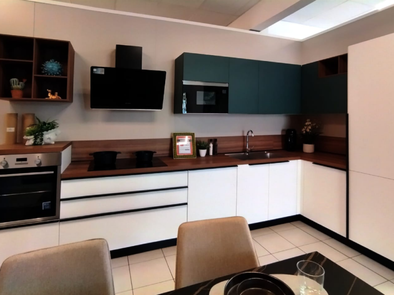 Cucina con Pensile Angolare e Forno Rialzato