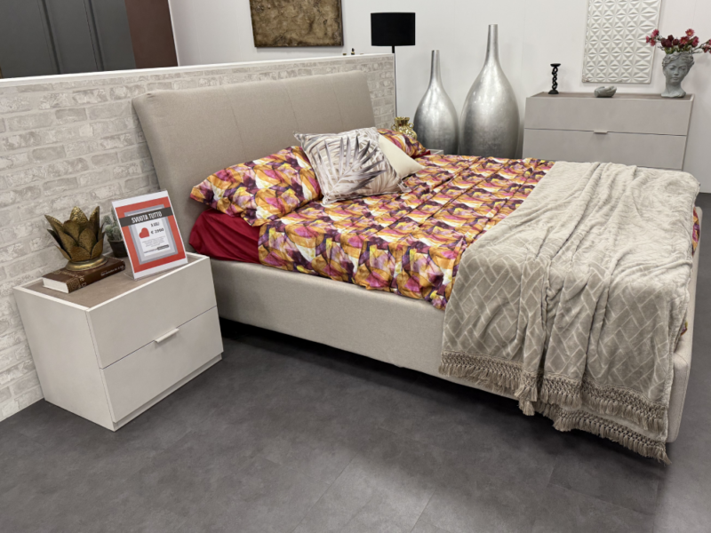 Camera con Letto Imbottito e Armadio Scorrevole