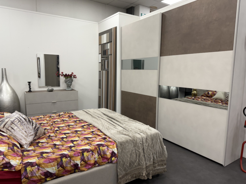 Camera con Letto Imbottito e Armadio Scorrevole