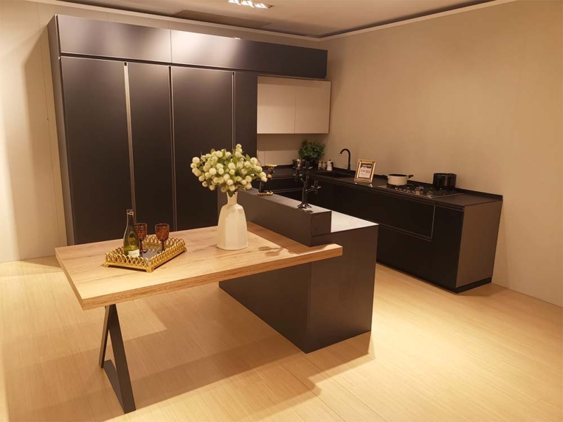 Cucina Angolare Nera Di Design Con Isola
