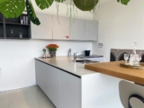 Cucina Moderna Con Penisola E Sostegno In Vetro