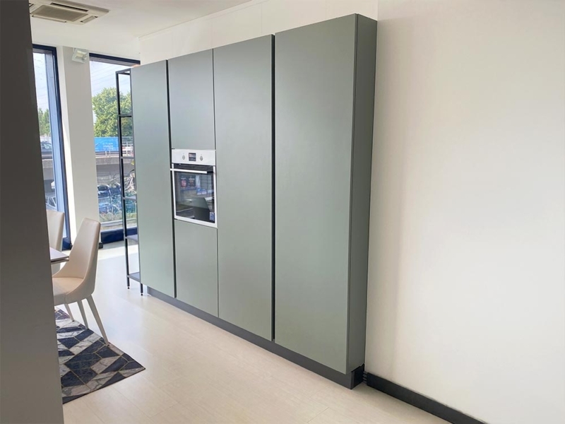 Cucina Moderna Con Penisola E Sostegno In Vetro