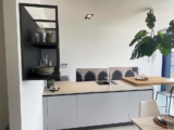 Cucina Moderna Con Penisola E Sostegno In Vetro