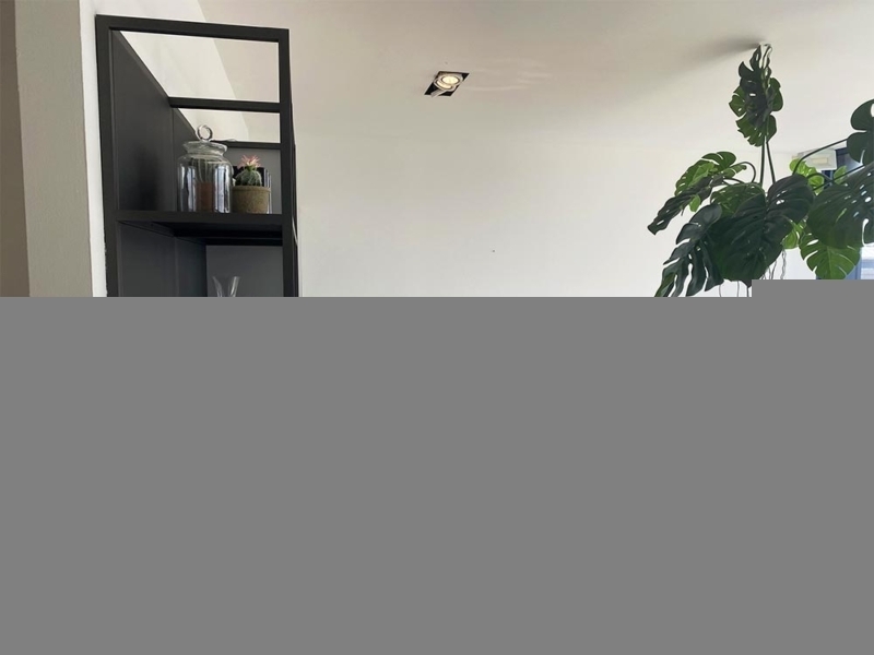 Cucina Moderna Con Penisola E Sostegno In Vetro