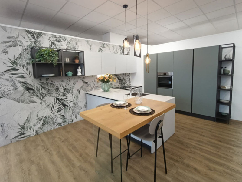 Cucina Con Colonne E Isola Angolare
