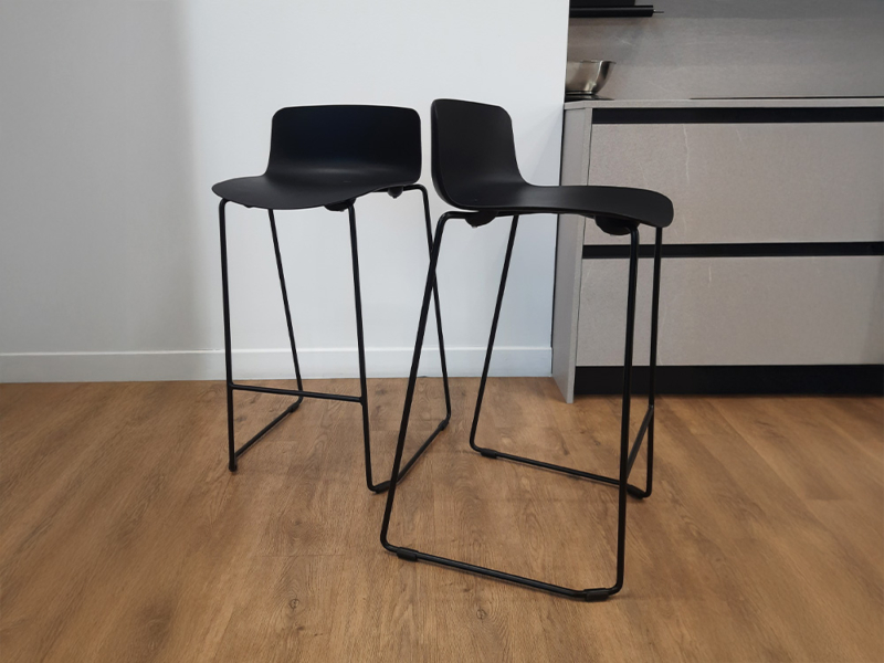 Set Di 2 Sgabelli Neri Moderni