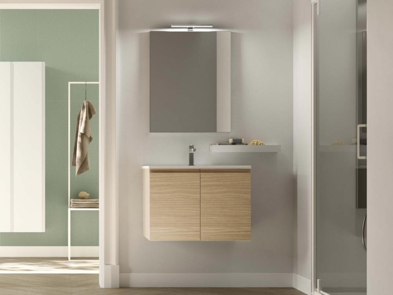 Bagno con Base Sospesa, Specchiera e Mensola 01