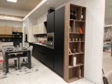 Cucina Lineare Nero E Legno Con Colonne