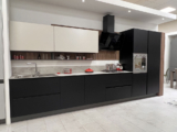 Cucina Lineare Nero E Legno Con Colonne