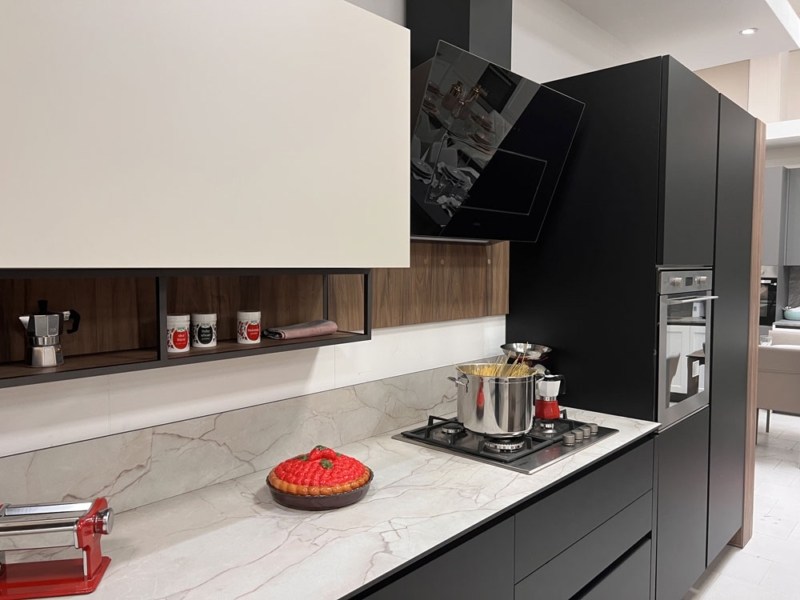 Cucina Lineare Nero E Legno Con Colonne