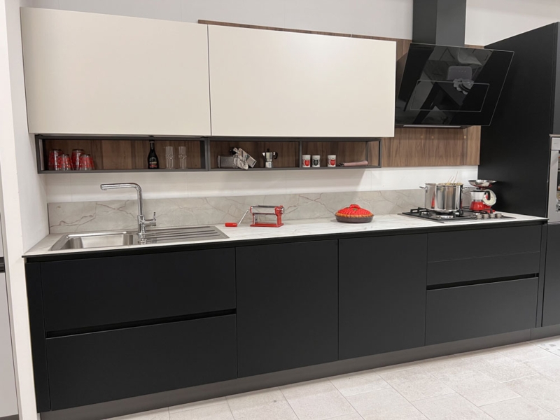 Cucina Lineare Nero E Legno Con Colonne