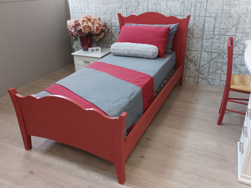 Letto Contemporaneo Rosso Con Mensole E Sedia In Paglia